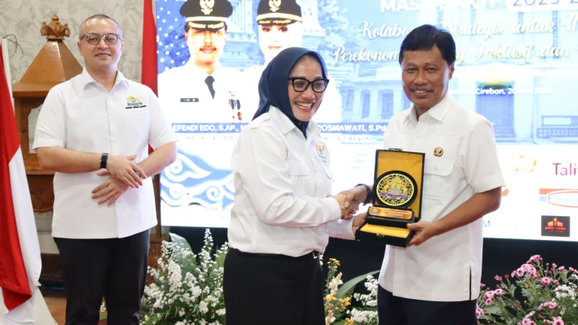 Pengukuhan Kadin Kota Cirebon, Wali Kota Tekankan Kolaborasi Jadi Kunci Pertumbuhan Ekonomi