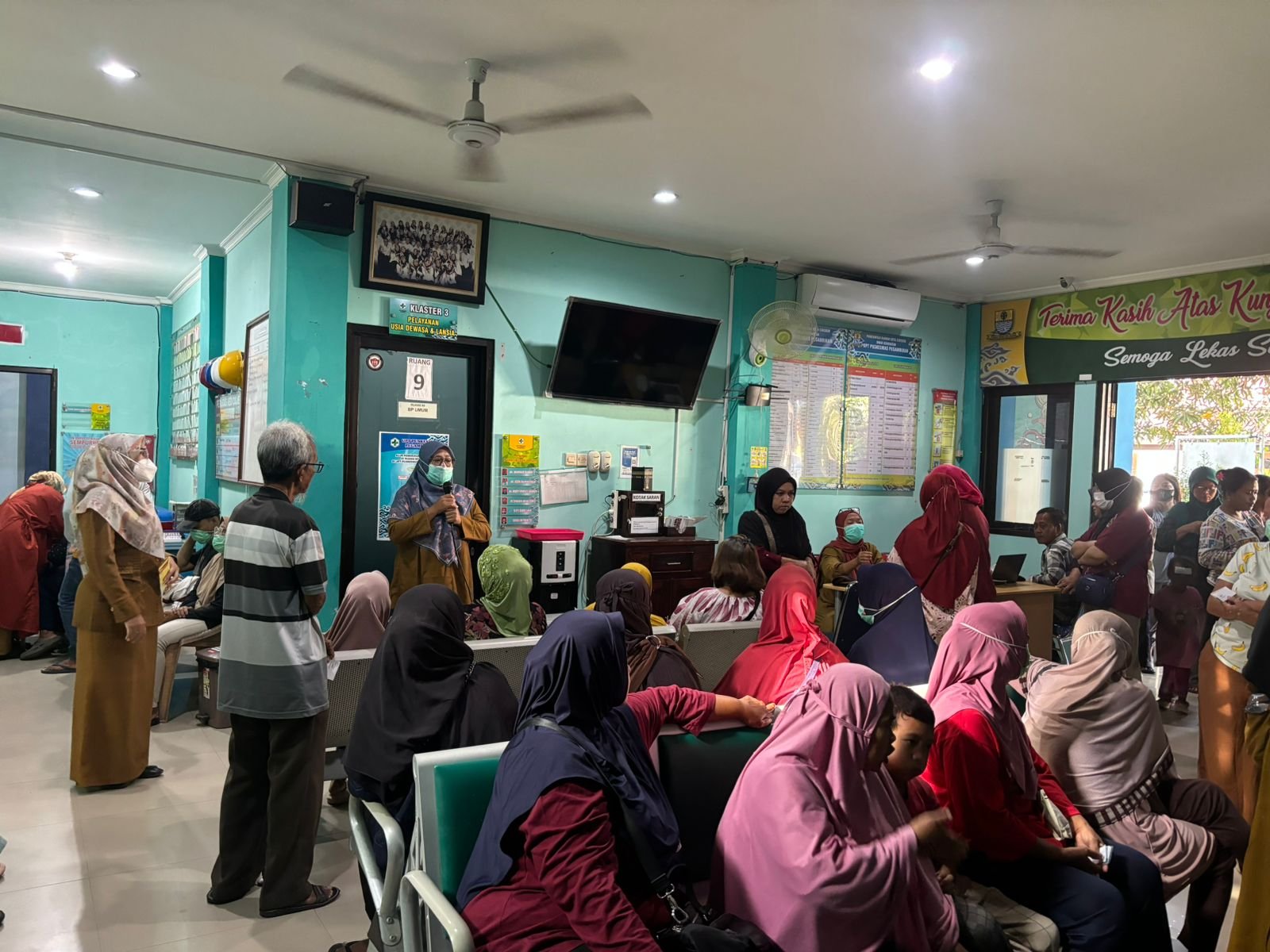KEGIATAN PENYULUHAN DALAM GEDUNG TENTANG STBM (SANITASI TOTAL BERBASIS MASYARAKAT) DI RUANG TUNGGU PASIEN OLEH PETUGAS SANITARIAN