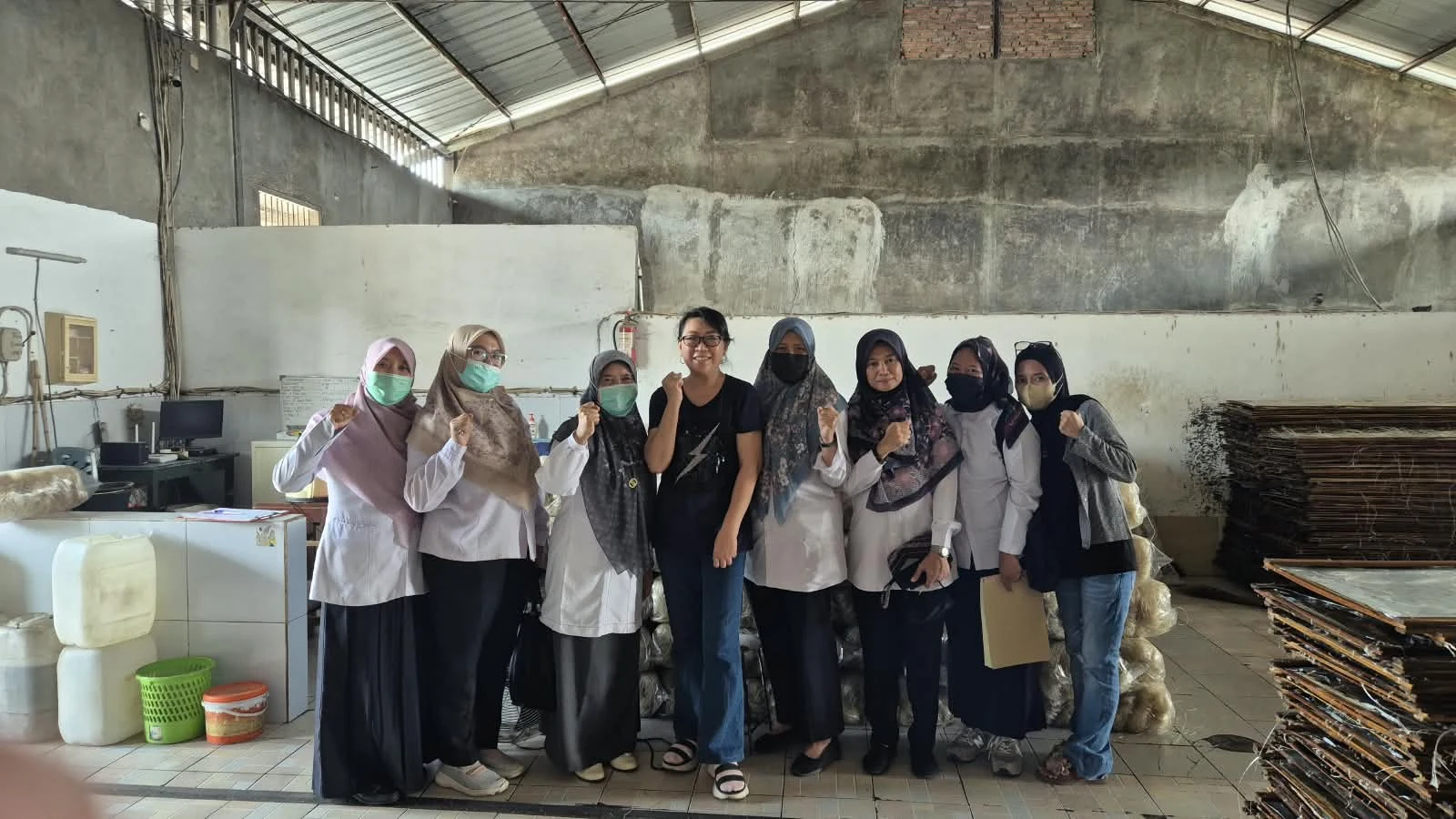 KEGIATAN PEMBINAAN DAN PENGAWASAN PANGAN DI PABRIK SOHUN MATAHARI DI RW 14 KUTASIRAP OLEH TIM DARI DINAS KESEHATAN KOTA CIREBON